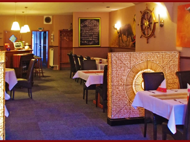 title_restaurant Restaurant von Inneb, Tische mit Stühlen zwischen halbhohen Trennwänden