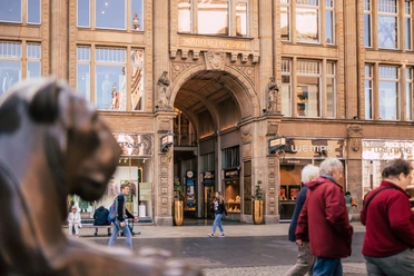 Blick von der Grimmaischen Straße auf den Eingang der Mädler-Passage mit ihren zahlreichen Geschäften in der Leipziger Innenstadt