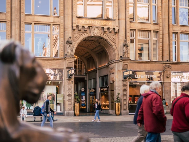 Blick von der Grimmaischen Straße auf den Eingang der Mädler-Passage mit ihren zahlreichen Geschäften in der Leipziger Innenstadt
