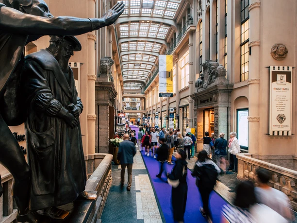 Blick in die berühmte Mädler-Passage mit dem Auerbachs Keller und den Statuen von Mephisto und Faust