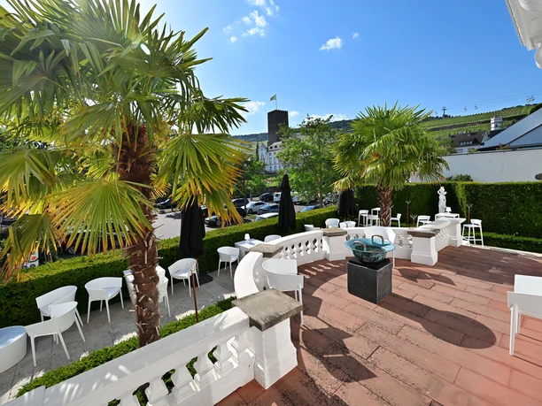 VILLArue_3(c)VillaRue GmbH-Alle Rechte vorbehalten.jpg Terrasse mit Blick in den Garten.