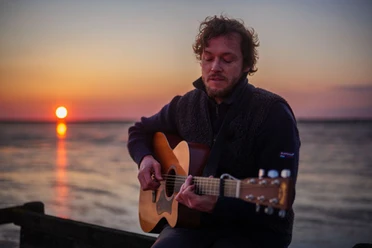 Malte mit Gitarre.JPG