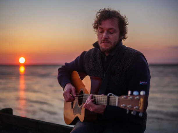Malte mit Gitarre.JPG