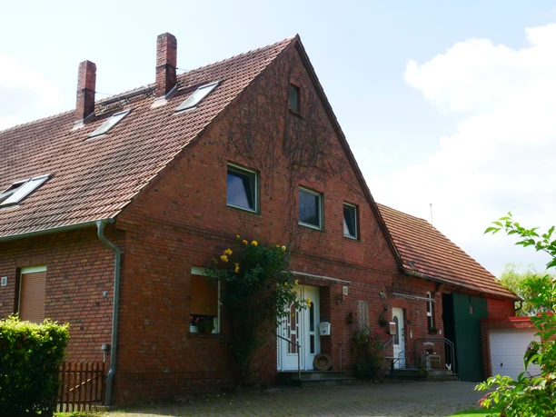 Hauptbild Außenansicht Haus.jpg