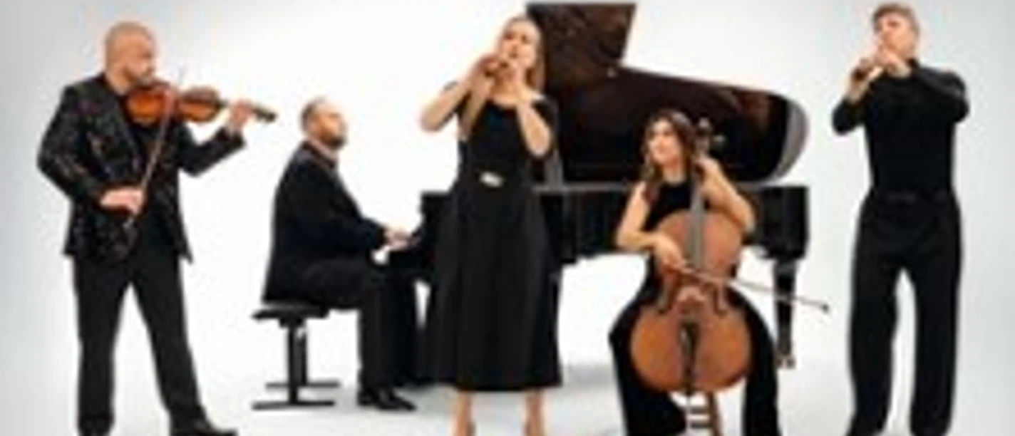 Fünf Musiker spielen Violine, Klavier, Cello und Blasinstrumente vor hellem Hintergrund