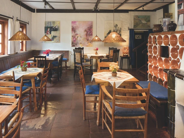 Kunsttöpferei_Café mit Kachelofen