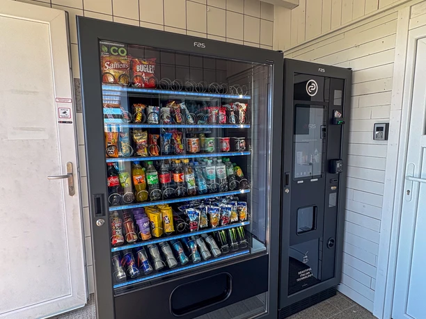 Automatenkiosk Trockenstrand Upleward Zwei Verpflegungsautomaten mit Snacks, Getränken und Kaffee am Trockenstrand Upleward.