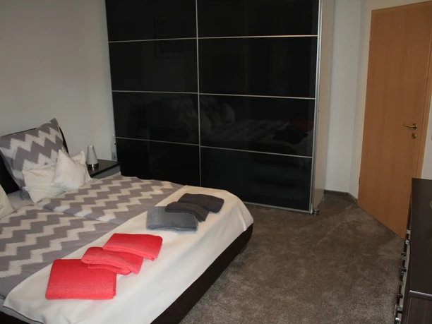 Schlafzimmeransicht mit Schrank