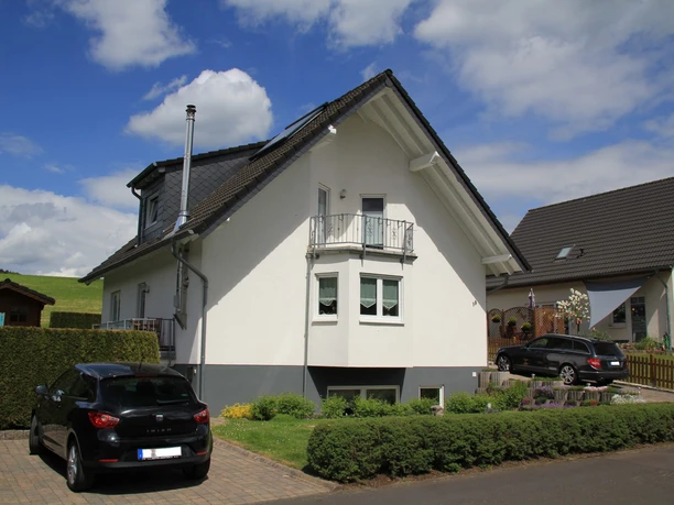 Außenansicht mit Parkplatz Außenansicht mit Parkplatz