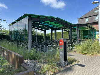 Fahrrad-Reparaturstation Bahnhof Hilden / Radabstellanlage Fahrradabstellanlage mit grünem Dach und Selbstbedienungs-Reparaturstation am Bahnhof Hilden.