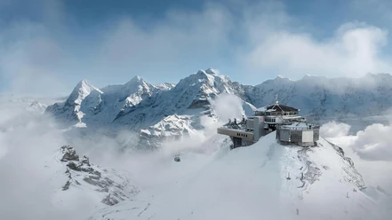 schilthorn-pizgloria-skyview-plattform-gipfel-winter-nebelwolken.jpg