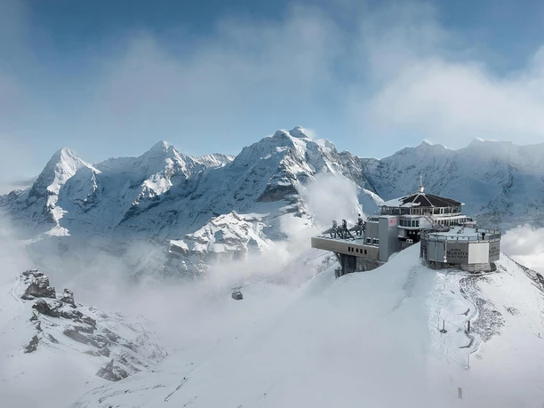 schilthorn-pizgloria-skyview-plattform-gipfel-winter-nebelwolken.jpg