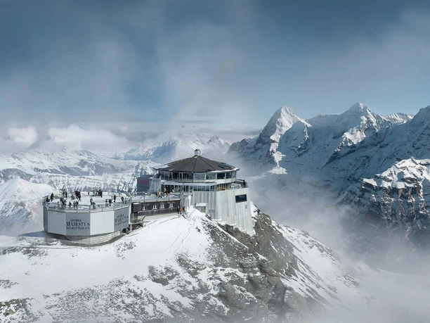 schilthorn-pizgloria-skyview-plattform-gipfel-winter-nebelwolken-homss.jpg