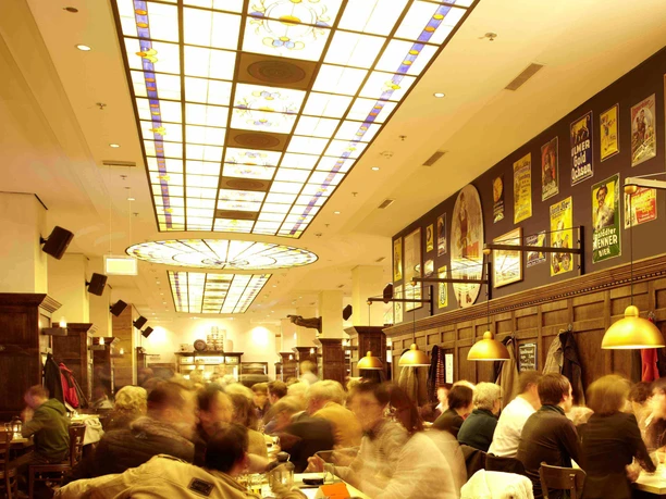 Gaffel am Dom Innenansicht von gut besuchtem Brauhaus in warmen Licht geflutet.