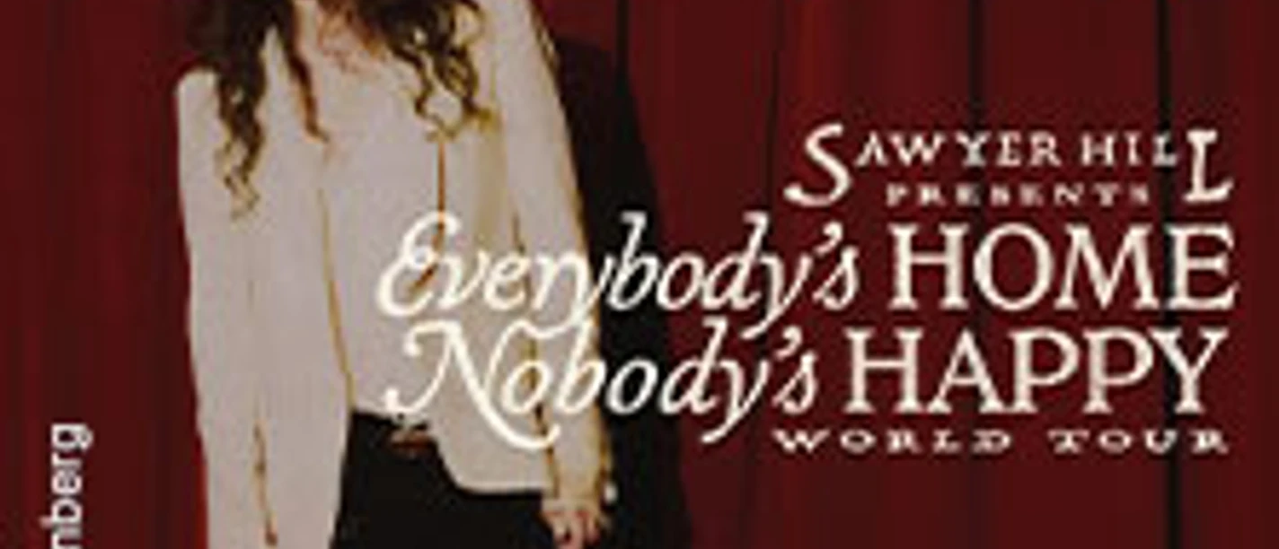 Person vor rotem Vorhang neben Schrift zur Everybody’s Home Nobody’s Happy World Tour