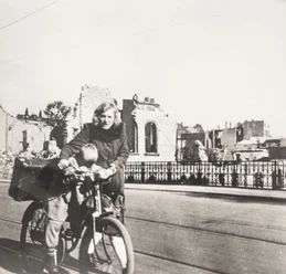 MQ4_Mutter mit Kind in Trümmerlandschaft 1944