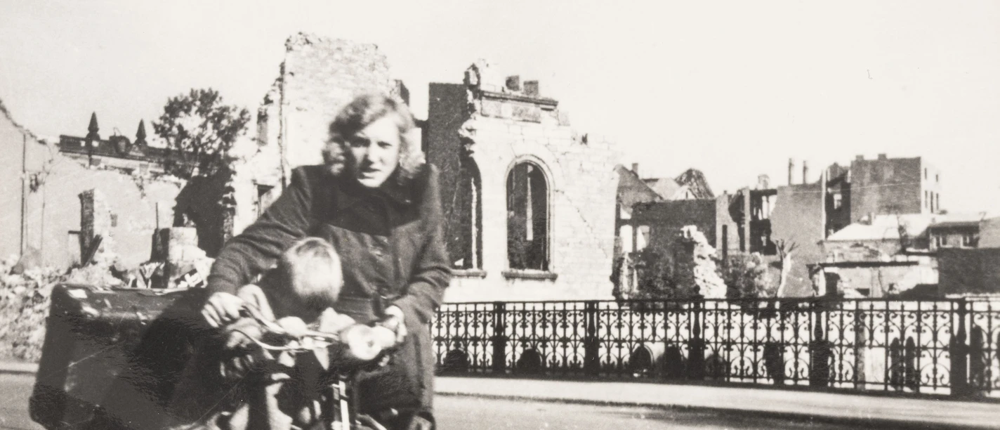 MQ4_Mutter mit Kind in Trümmerlandschaft 1944