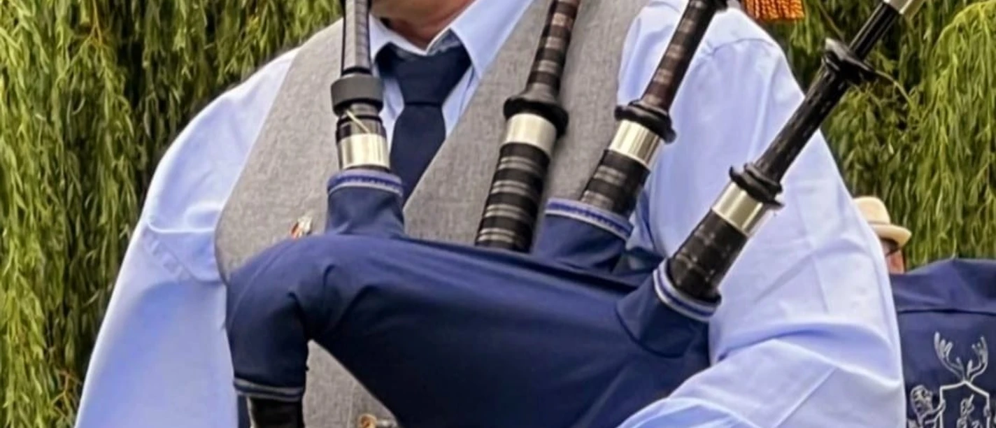 Bagpiper Harry.jpg Bagpiper Harry in schottischer Tracht spielt auf seinem Dudelsack.