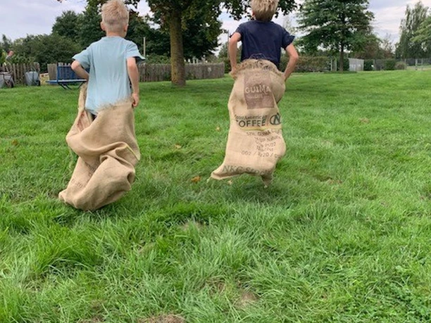 1900Tag_Sackhüpfen format.jpg