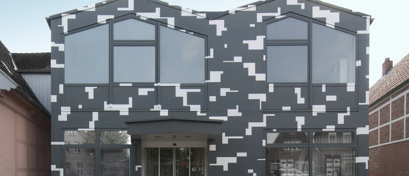 Fassade MgK.jpg Die markante Pixel-Fassade des Museums für gegenstandsfreie Kunst in der Altstadt von Otterndorf.