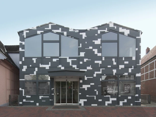 Fassade MgK.jpg Die markante Pixel-Fassade des Museums für gegenstandsfreie Kunst in der Altstadt von Otterndorf.