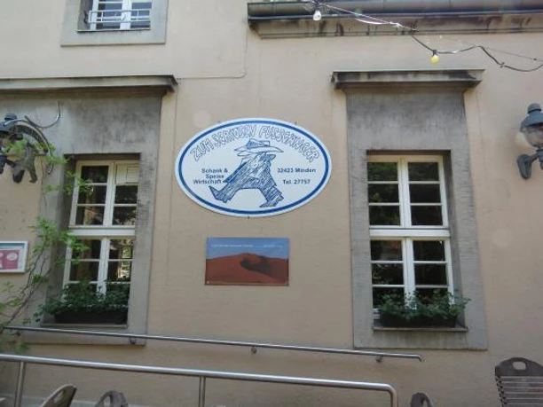 Das Bild zeigt das Logo an der Hauswand des Gebäudes.