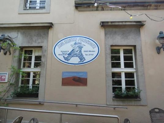 Minden - Fußgänger Logo Das Bild zeigt das Logo an der Hauswand des Gebäudes.