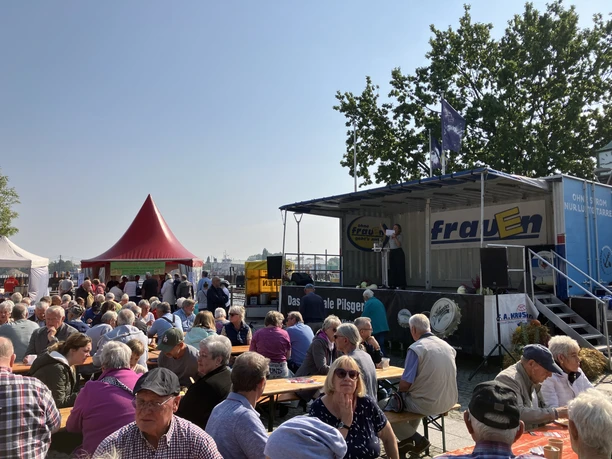 Brunsbüttel_Bauernmarkt_Kohltage_Bühne_Kulisse.jpeg