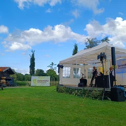 GartenKultur-Musikfestival Konzertbühne auf Rasenfläche