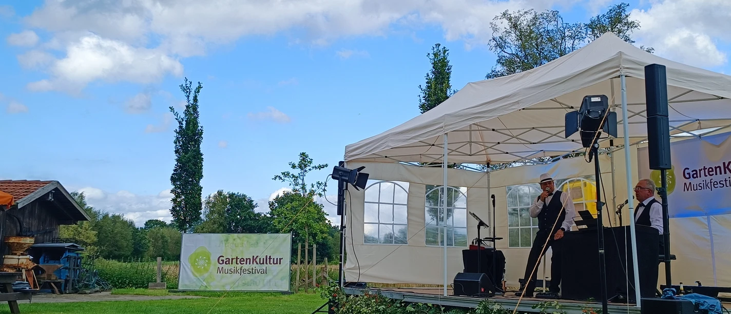 GartenKultur-Musikfestival Konzertbühne auf Rasenfläche