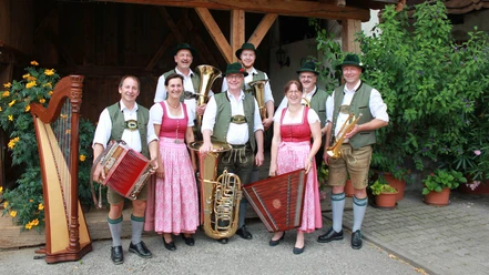 Oberlauser-Tanzlmusi-Volksmusik.jpg Volksmusikgruppe in Tracht mit Instrumenten