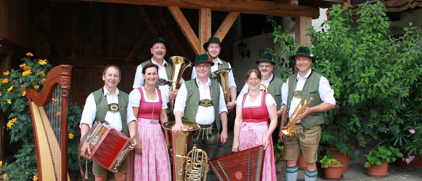 Oberlauser-Tanzlmusi-Volksmusik.jpg Volksmusikgruppe in Tracht mit Instrumenten