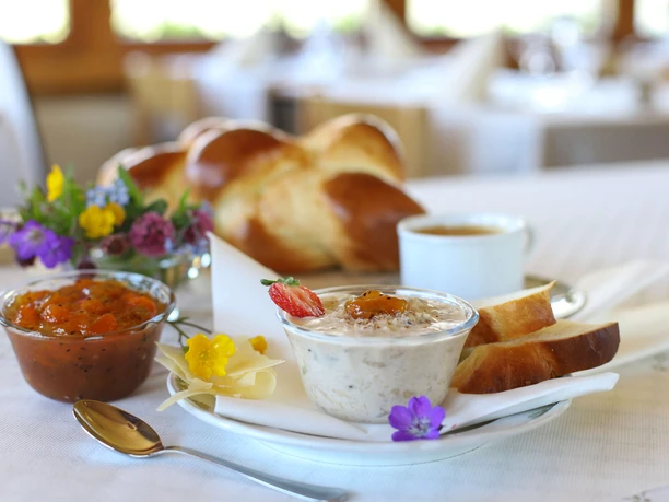 Bärglimorning breakfast with Zopf and birchermüesli