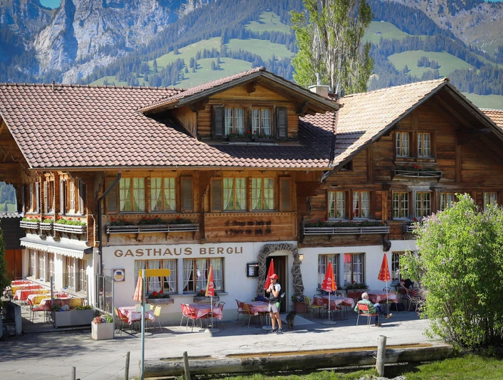 Gasthof Bergli Aussenansicht Gasthaus im Chaletstil mit gedeckten Tischen draussenChalet-style restaurant with covered tables outsideAuberge de style chalet avec tables dressées à l'extérieur