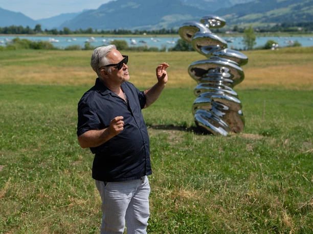 Carlo Borer vor seiner Skulptur "Stalagmite" (Foto: Gabriel Schwyter)