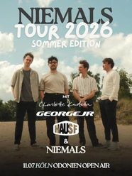 Niemals Tour 2026 Vier Personen stehen draußen unter blauem Himmel auf einem Musik‑Tourplakat.