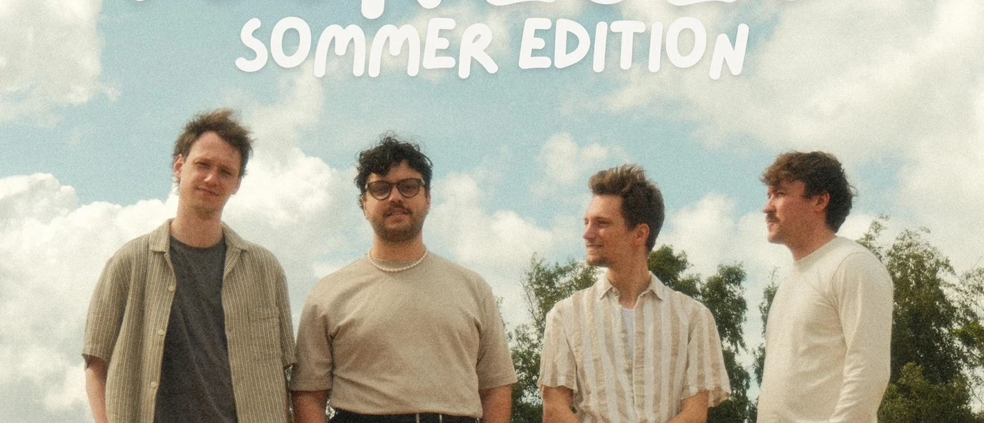 Niemals Tour 2026 Vier Personen stehen draußen unter blauem Himmel auf einem Musik‑Tourplakat.