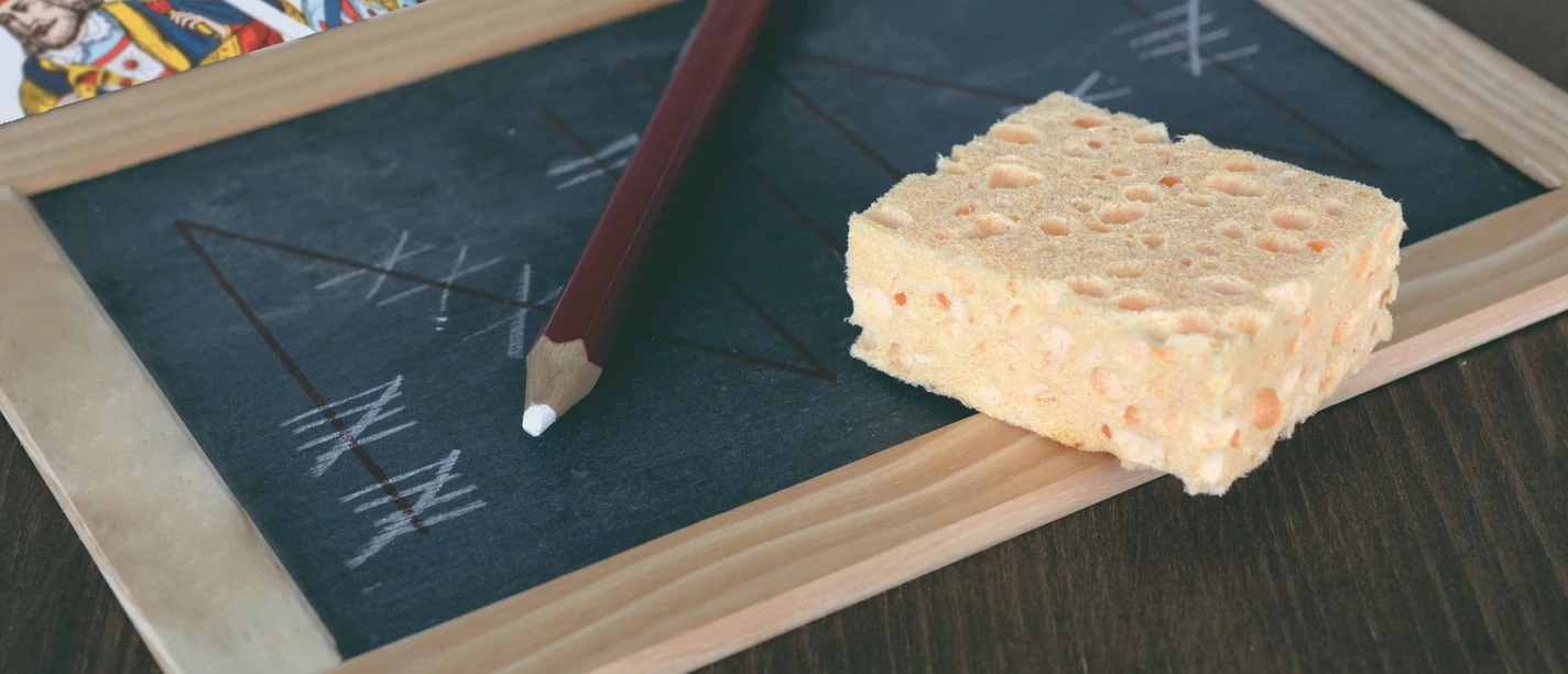 Jassen mit französischen Karten Französische Jasskarten, Schiefertafel und Kreidestift