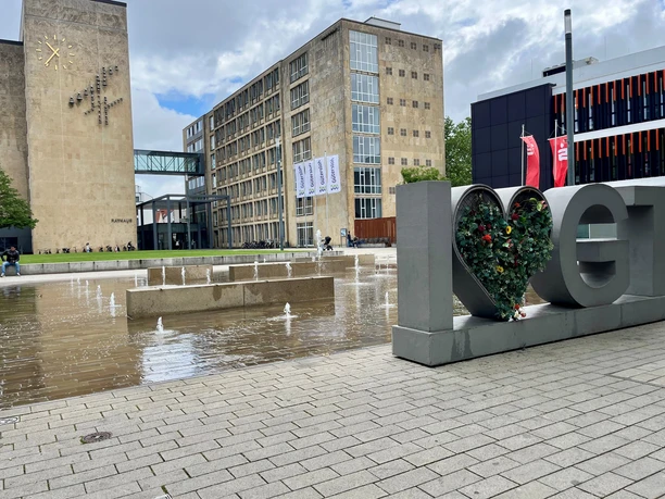 Konrad-Adenauer Platz Brunnenanlage vor dem Rathaus mit Wasserspielen und I love GT Skulptur in Gütersloh
