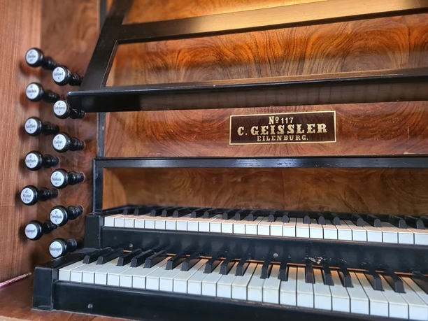 Geißler-Orgel in der Kirche Thallwitz Blick auf den Spieltisch der Geißler-Orgel in der Kirche Thallwitz