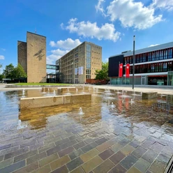 Wasserspiel Konrad-Adenauer-Platz Brunnenanlage auf dem Konrad-Adenauer-Platz mit Wasserfontänen vor modernen Gebäuden