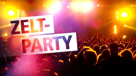 Zeltparty 1920 x 1080.jpg Eine jubelnde Menschenmenge feiert vor einer Bühne, die von bunten Scheinwerfern beleuchtet wird.