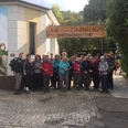 Wandergruppe vor dem Restaurant & Café Am Steinbruch in Hilter Eine Wandergruppe posiert fröhlich vor dem Restaurant & Café Am Steinbruch in Hilter im Freien.