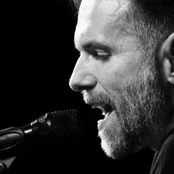 Du, Herr Lampio Ein Musiker singt voller Leidenschaft in ein Mikrofon. Nahaufnahme in Schwarz-Weiß.