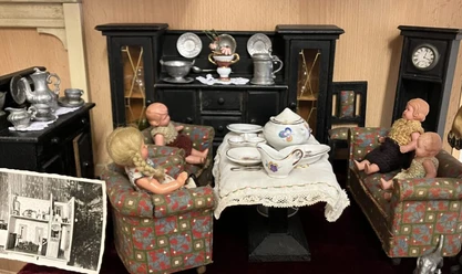 Blick in das Wohnzimmer einer Puppenstube aus dem 19. Jahrhundert