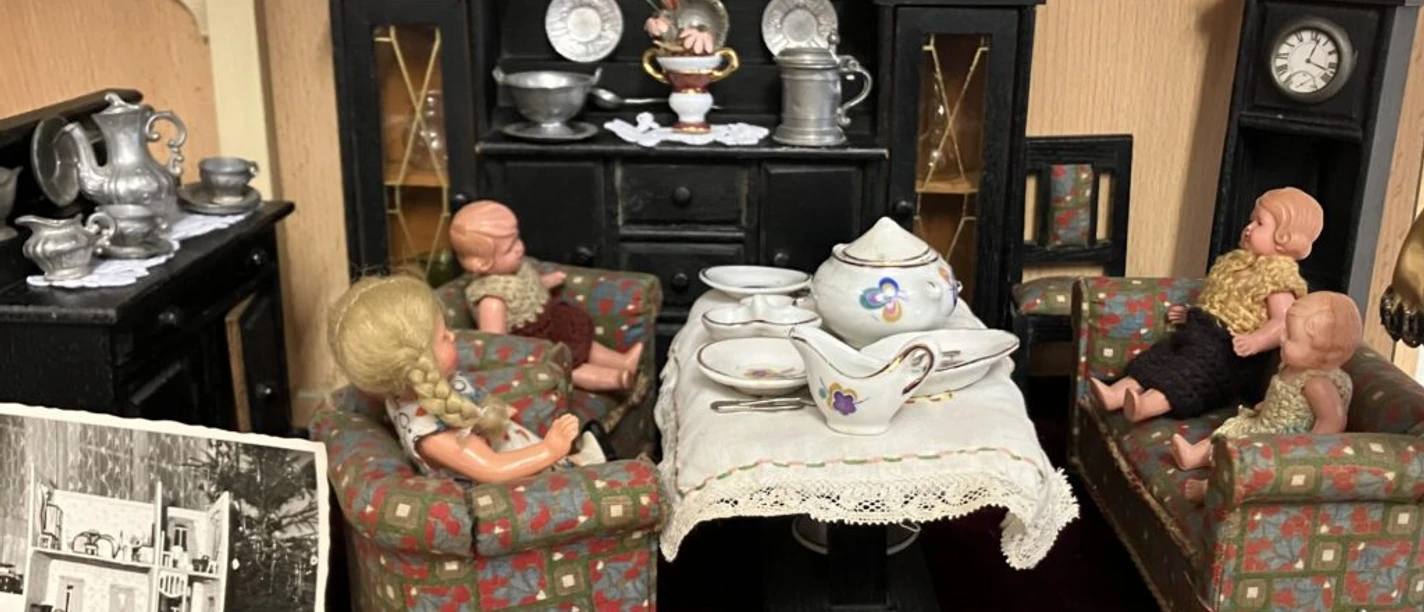 Blick in das Wohnzimmer einer Puppenstube aus dem 19. Jahrhundert