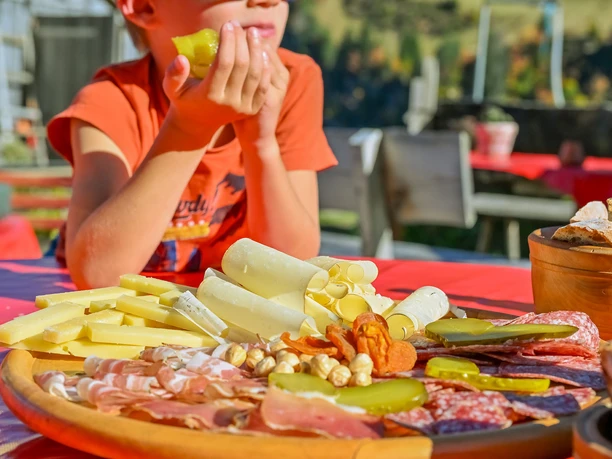 Plaquettes Grimmi à l'auberge de montagne Grimmi Assiette de charcuterie et de fromage au restaurant de montagne