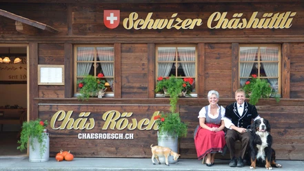 schwizer-chaeshuettli-spiez-gebaeude-eingang