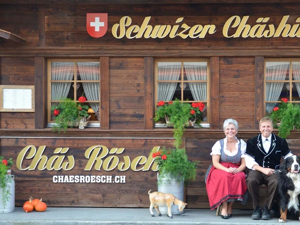 schwizer-chaeshuettli-spiez-gebaeude-eingang