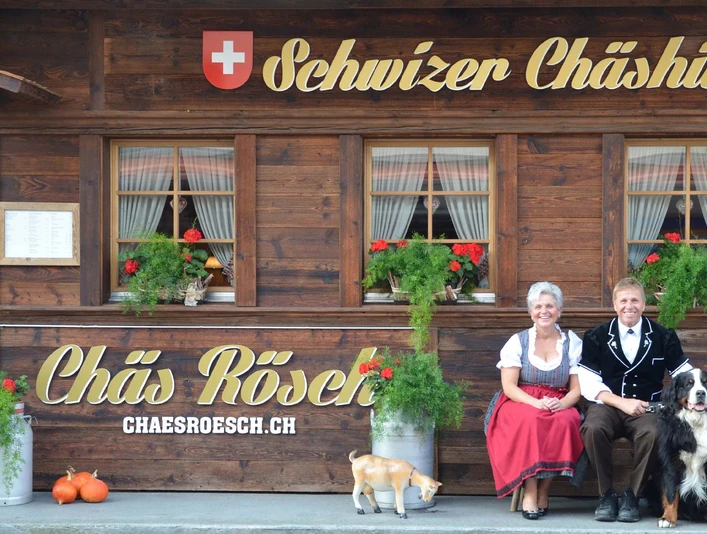 schwizer-chaeshuettli-spiez-gebaeude-eingang
